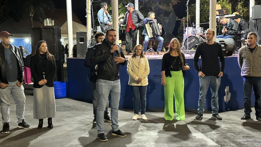 Prefeito Fernando Miervza durante abertura do segundo Canta Virmond (Foto: Ascom/PMV)