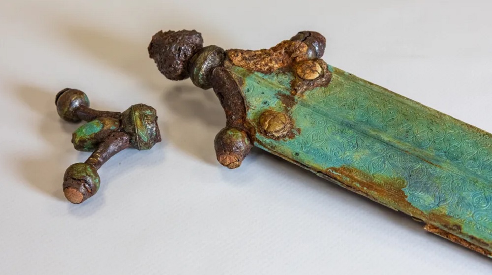 Espada Celta de 2.300 Anos Decorada com Suástic@ é Encontrada na França