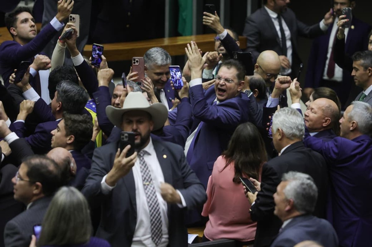 Urgência do PL da Anistia aprovada na Câmara