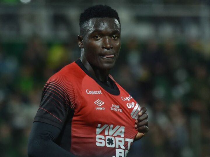 Kevin Viveros se destaca como artilheiro do Athletico na Série B