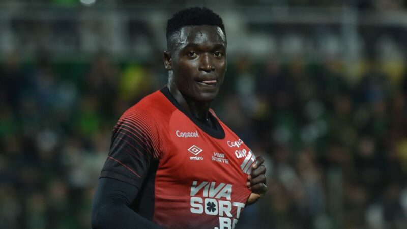 Kevin Viveros se destaca como artilheiro do Athletico na Série B