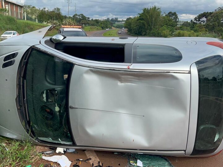 Acidente de capotamento envolvendo Peugeot 206 na PRC-467