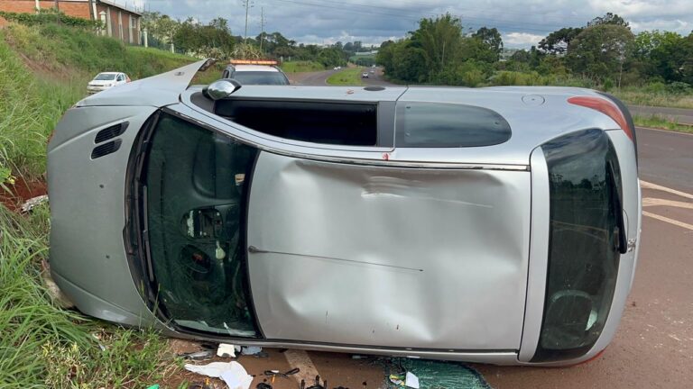 Acidente de capotamento envolvendo Peugeot 206 na PRC-467