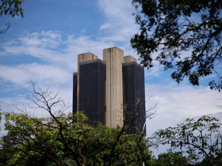 Copom deve manter Selic em 15% e sinaliza cautela