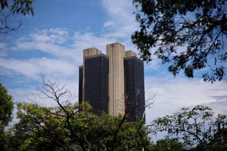 Copom deve manter Selic em 15% e sinaliza cautela