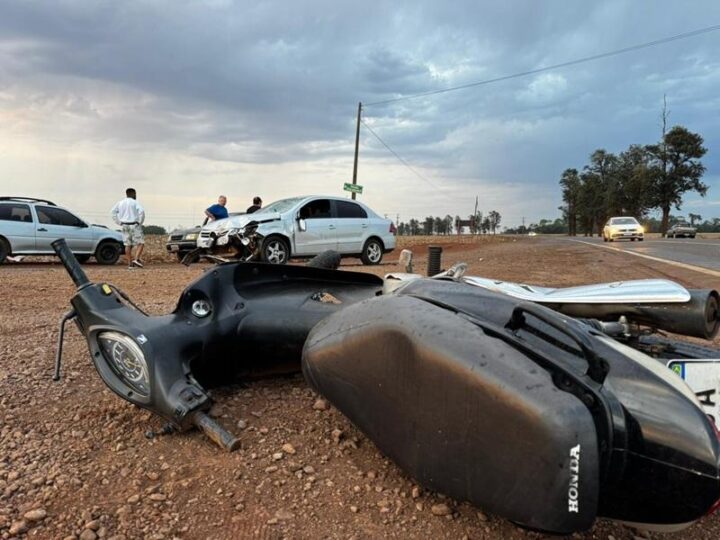 Duas jovens feridas em colisão entre moto e carro