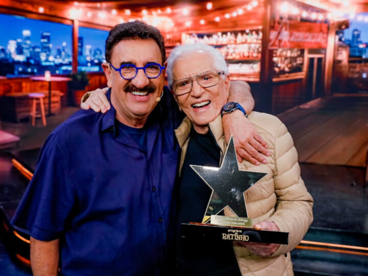 Carlos Alberto recebe troféu no programa do Ratinho