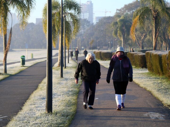 Queda de temperatura em Curitiba: frente fria traz frio intenso