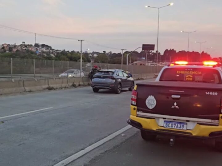 Criança atropelada ao atravessar rodovia por pipa