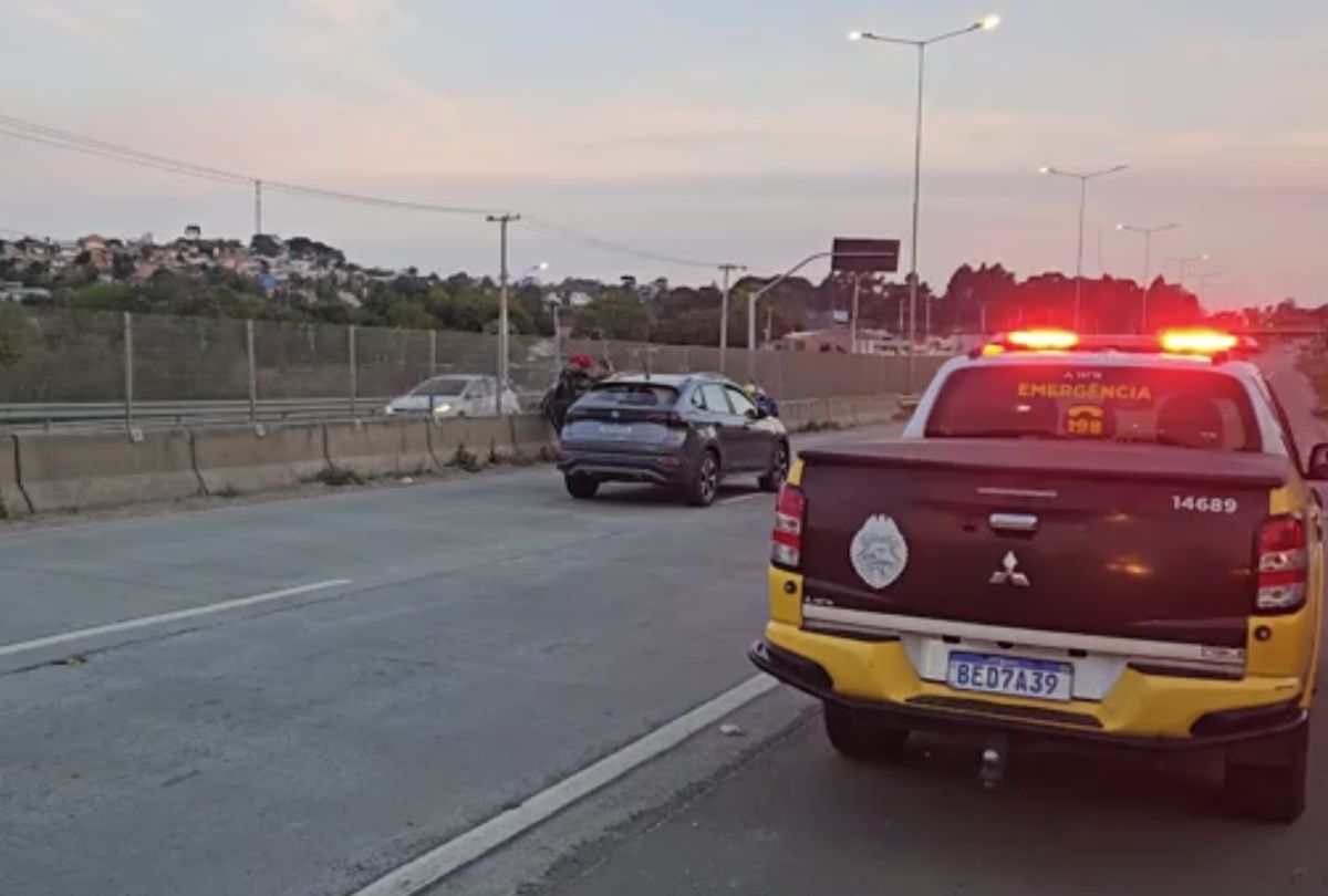Criança atropelada ao atravessar rodovia por pipa