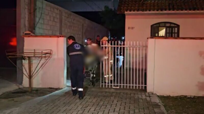 Homem é ferido com espada durante briga em pensionato