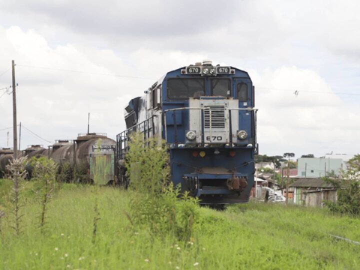 Bloqueio no trânsito em Curitiba para obras na linha férrea
