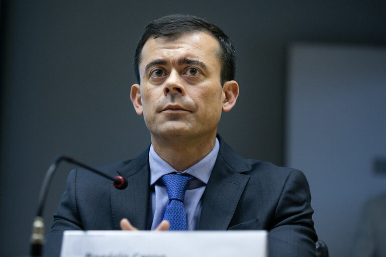 Ceron critica penalização de agências de rating
