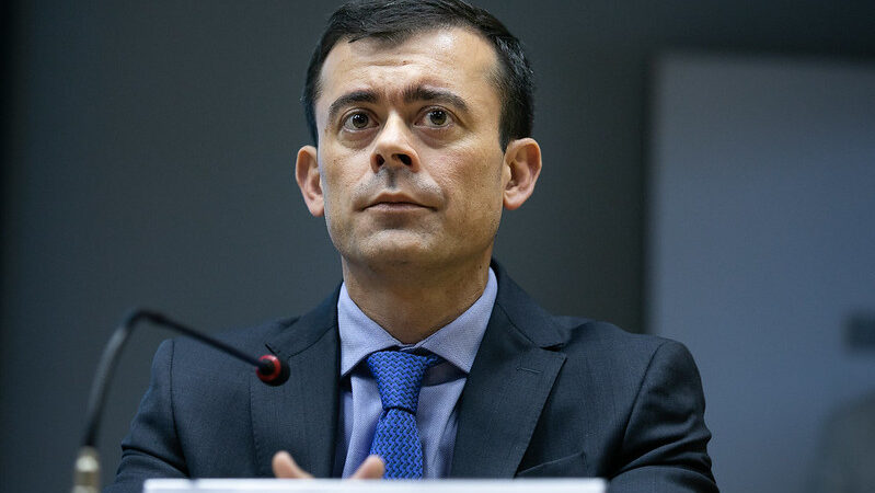 Ceron critica penalização de agências de rating