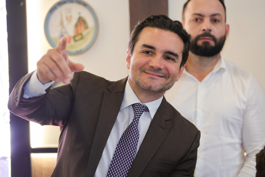 Sabino avalia deixar governo Lula por vaga no Senado em 2026
