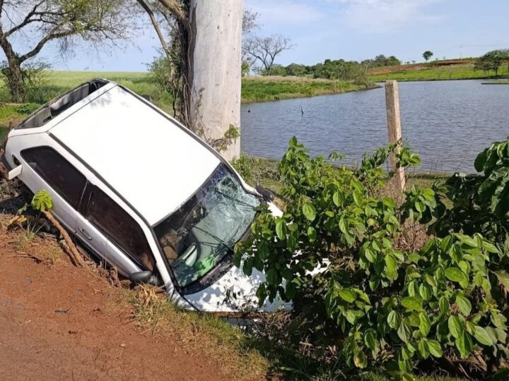 Acidente com Volkswagen Gol deixa motorista ferido