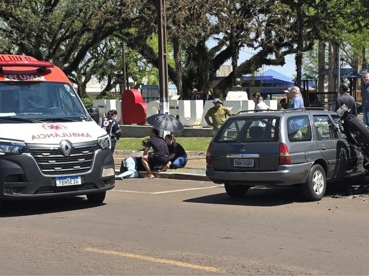 Acidente entre carro e motocicleta em Céu Azul