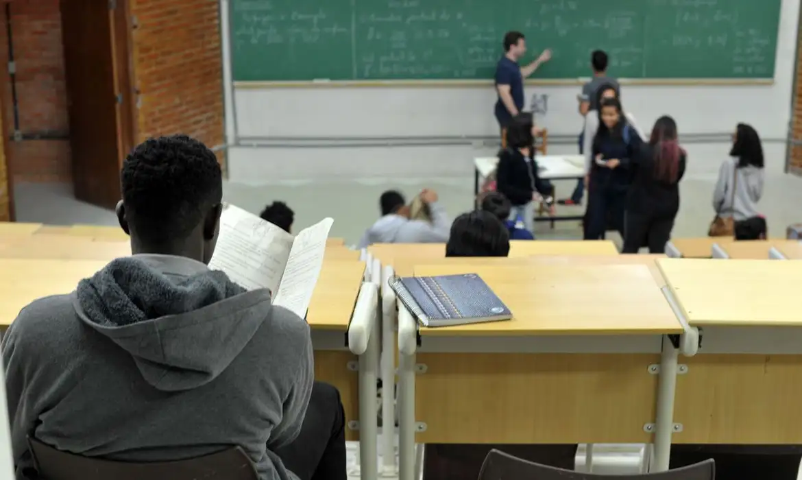 MEC abre 7,8 mil oportunidades de pós-graduação para docentes