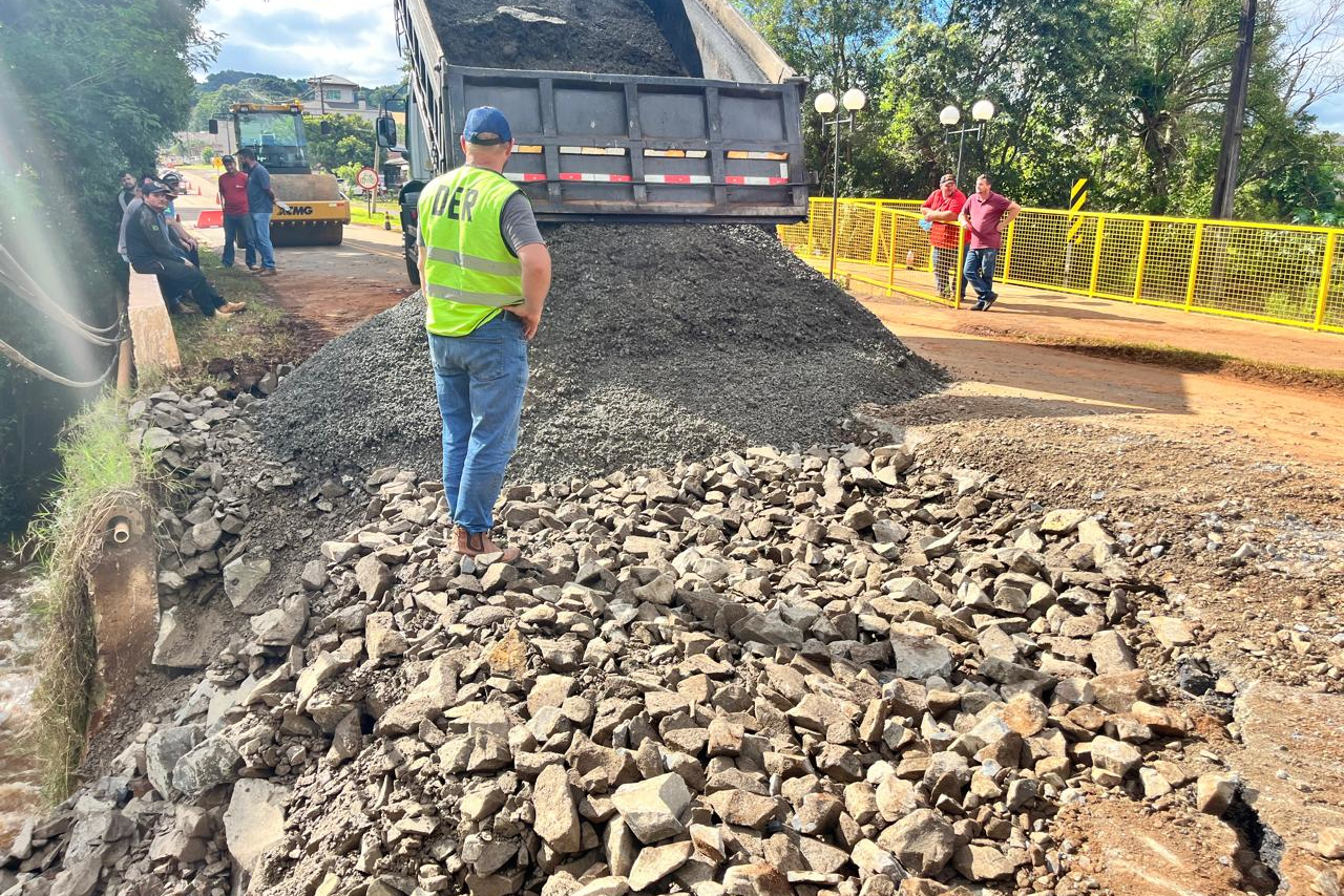 Recuperação de acesso à ponte em Goioxim