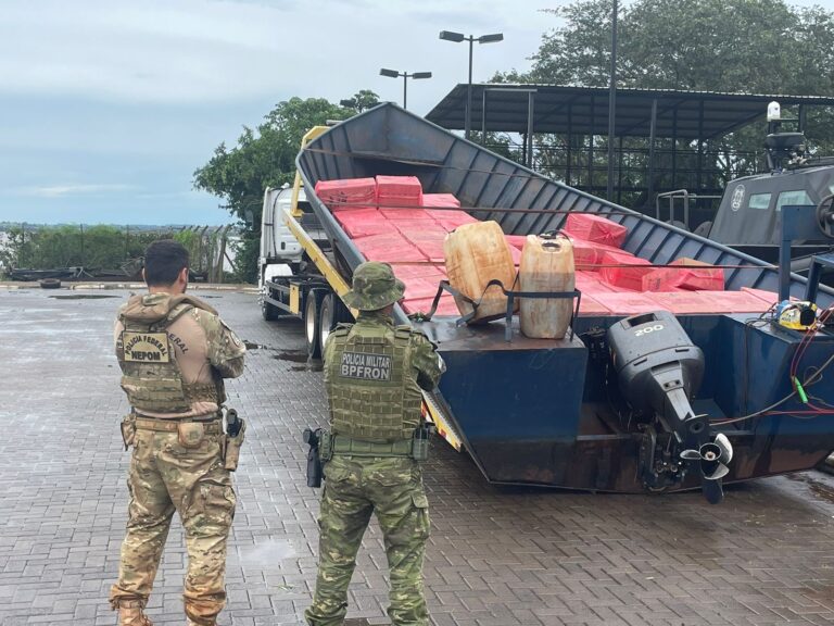 Polícia apreende barco e caminhão com cigarros contrabandeados em Guaíra