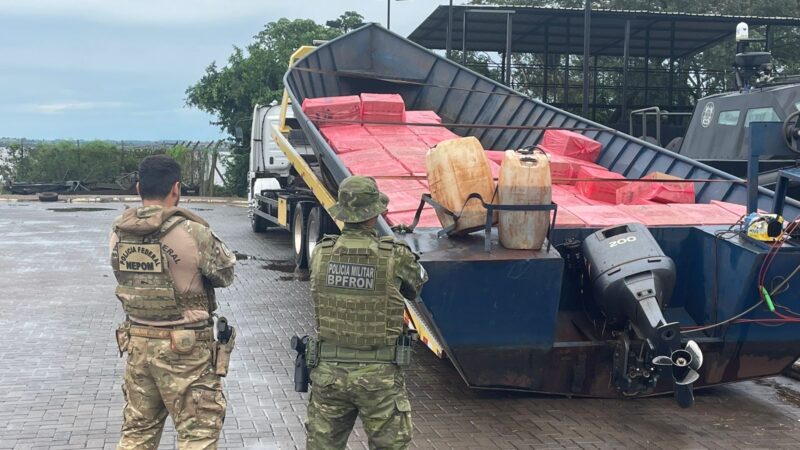 Polícia apreende barco e caminhão com cigarros contrabandeados em Guaíra