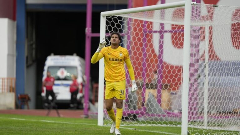 Matheus Mendes é titular em jogo decisivo contra o Sporting