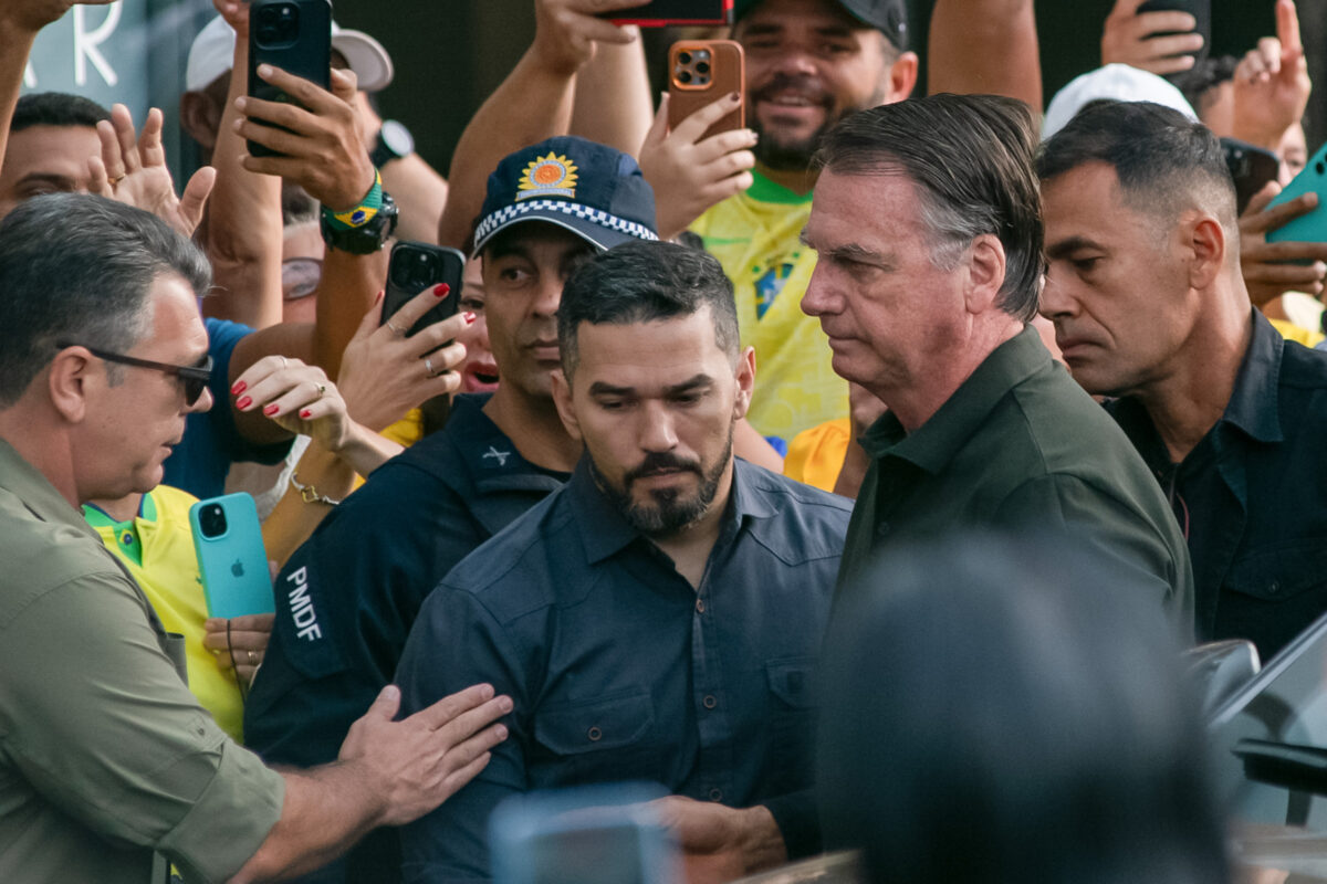 Bolsonaro realiza procedimento dermatológico e é recebido por apoiadores