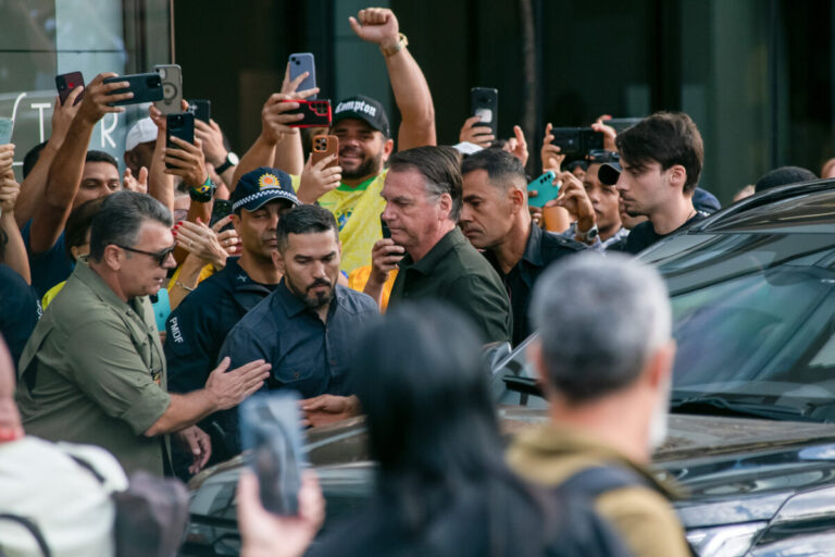 Críticas de Carlos Bolsonaro sobre escolta policial