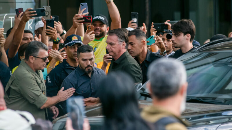 Críticas de Carlos Bolsonaro sobre escolta policial