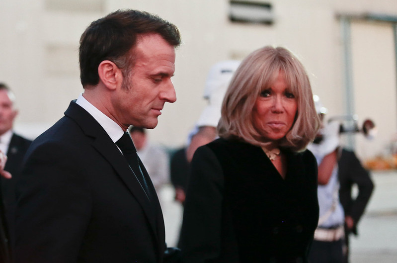 Macron aciona Justiça para desmentir acusações sobre Brigitte
