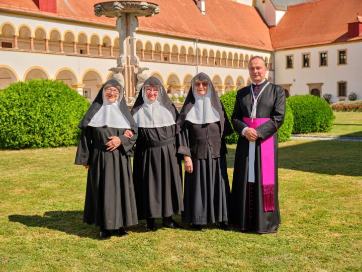 Freiras retornam ao convento após fuga de asilo