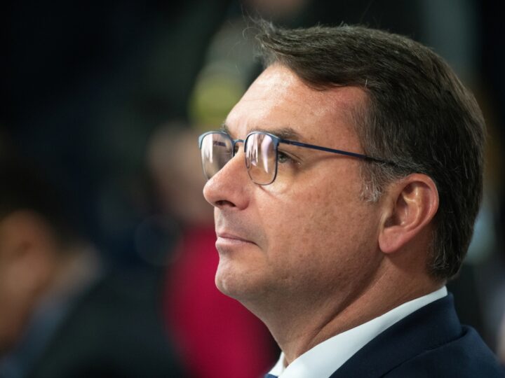 Flávio Bolsonaro critica ministros por piadas durante julgamento