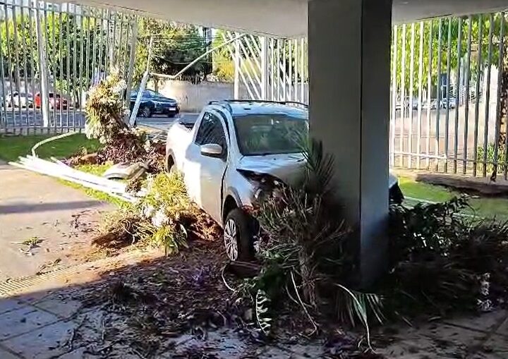 Condutor de Saveiro invade condomínio em Cascavel