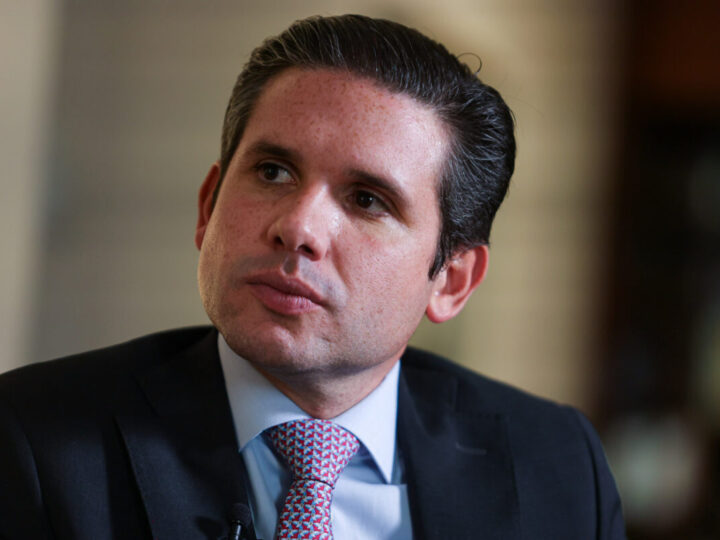 Hugo Motta avalia liderança de Eduardo Bolsonaro como atípica