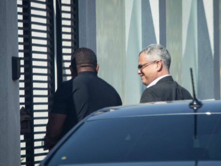 Jair Bolsonaro recebe visita um dia após condenação