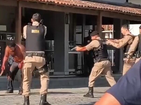 Pai em surto psicótico ataca filho em posto de combustíveis