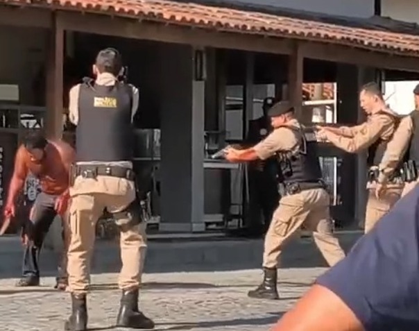 Pai em surto psicótico ataca filho em posto de combustíveis