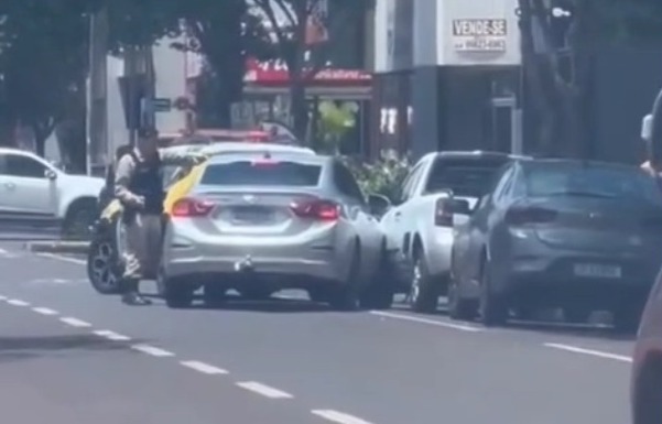 Polícia Militar de Palotina quebra vidro de carro para salvar motorista