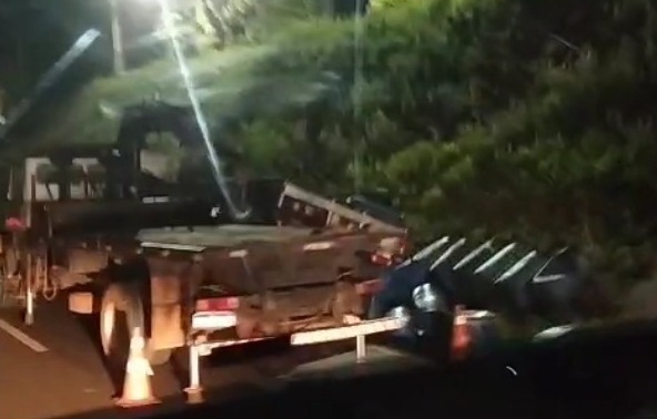 Carreta tomba na BR-163, em Lindoeste