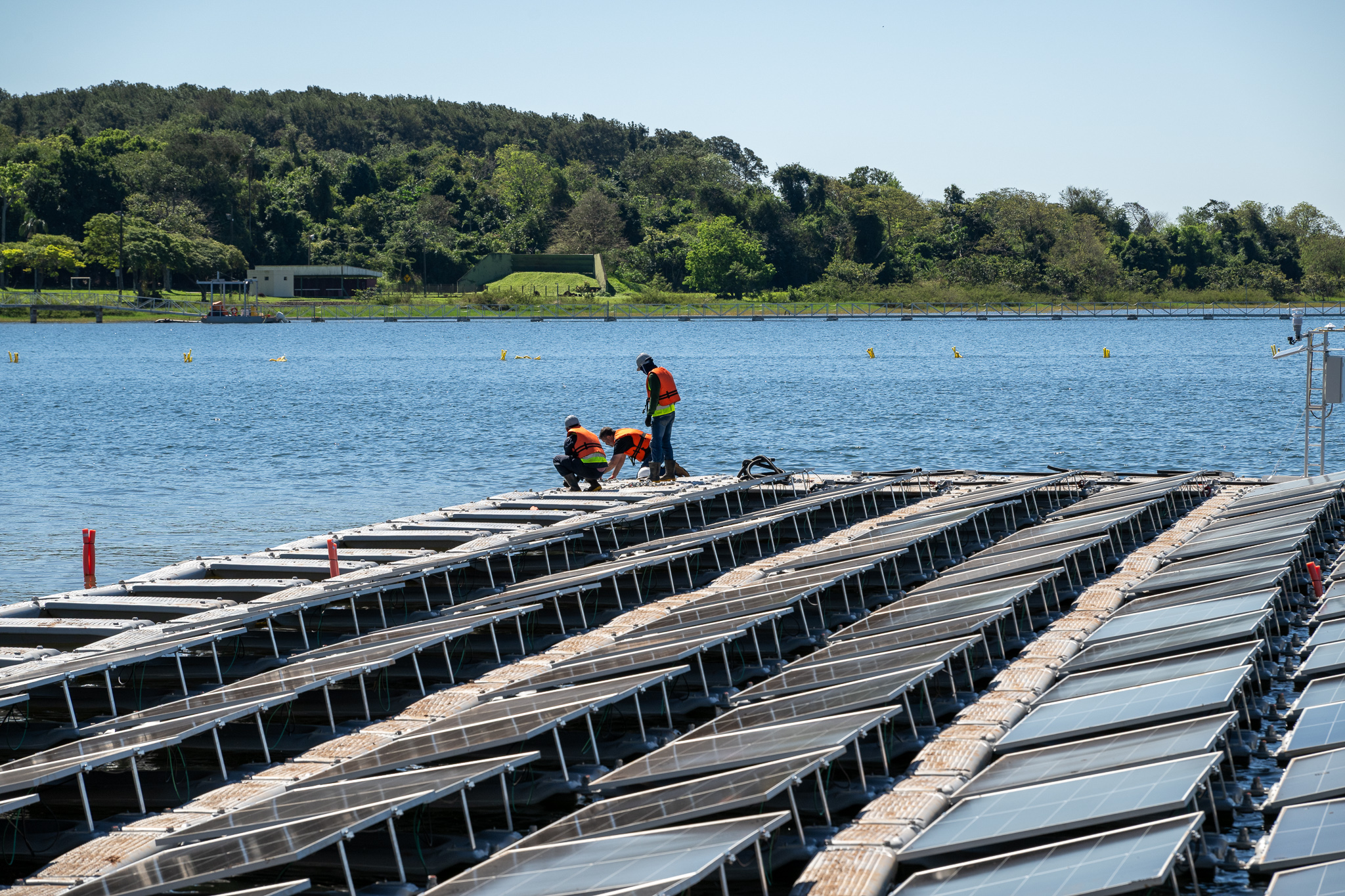 Itaipu inicia montagem da usina solar flutuante