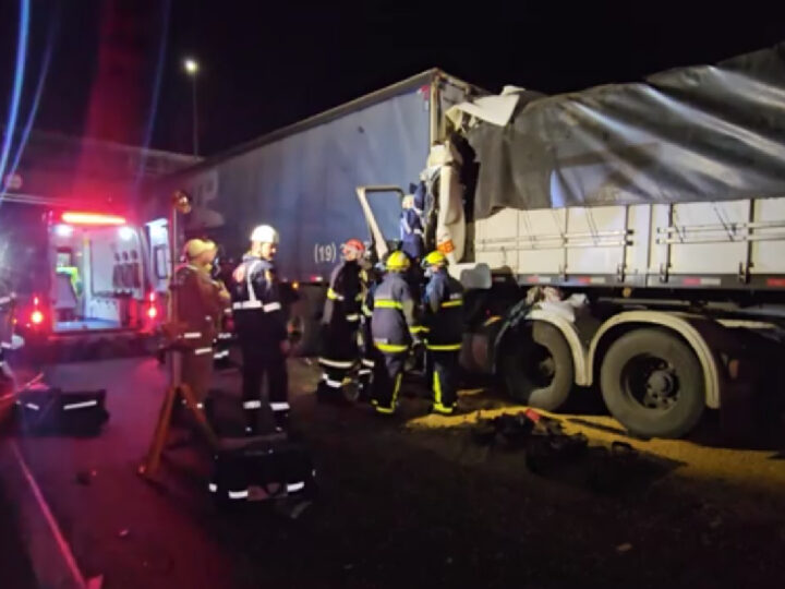 Acidente fatal na BR-116 deixa caminhoneiro preso na cabine