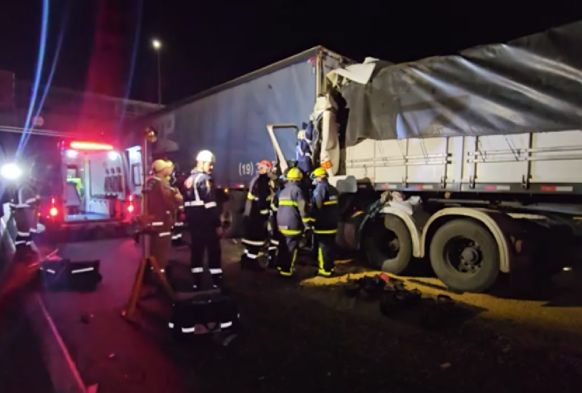 Acidente fatal na BR-116 deixa caminhoneiro preso na cabine