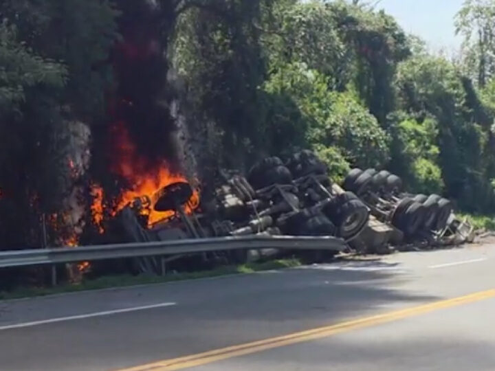 Caminhoneiro resgatado após acidente na BR-476