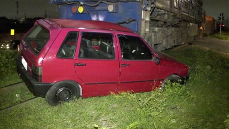 Motorista escapa após carro ser arrastado por trem em Curitiba