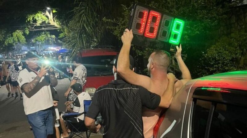 Ponte Preta inova na comemoração de título com placas de substituição