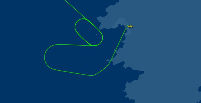 Avião dá voltas no céu após controlador cochilar