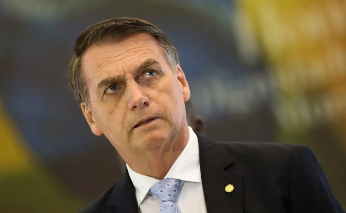 Jair Bolsonaro é internado após crise de saúde