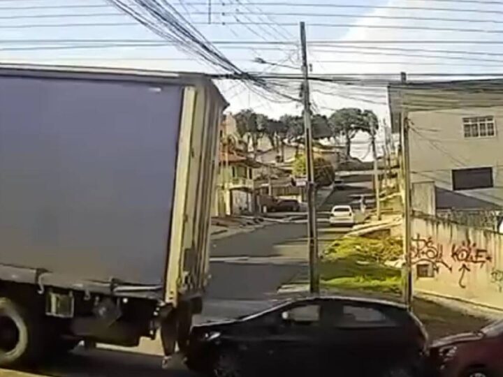 Caminhão descontrolado causa estrago em ladeira