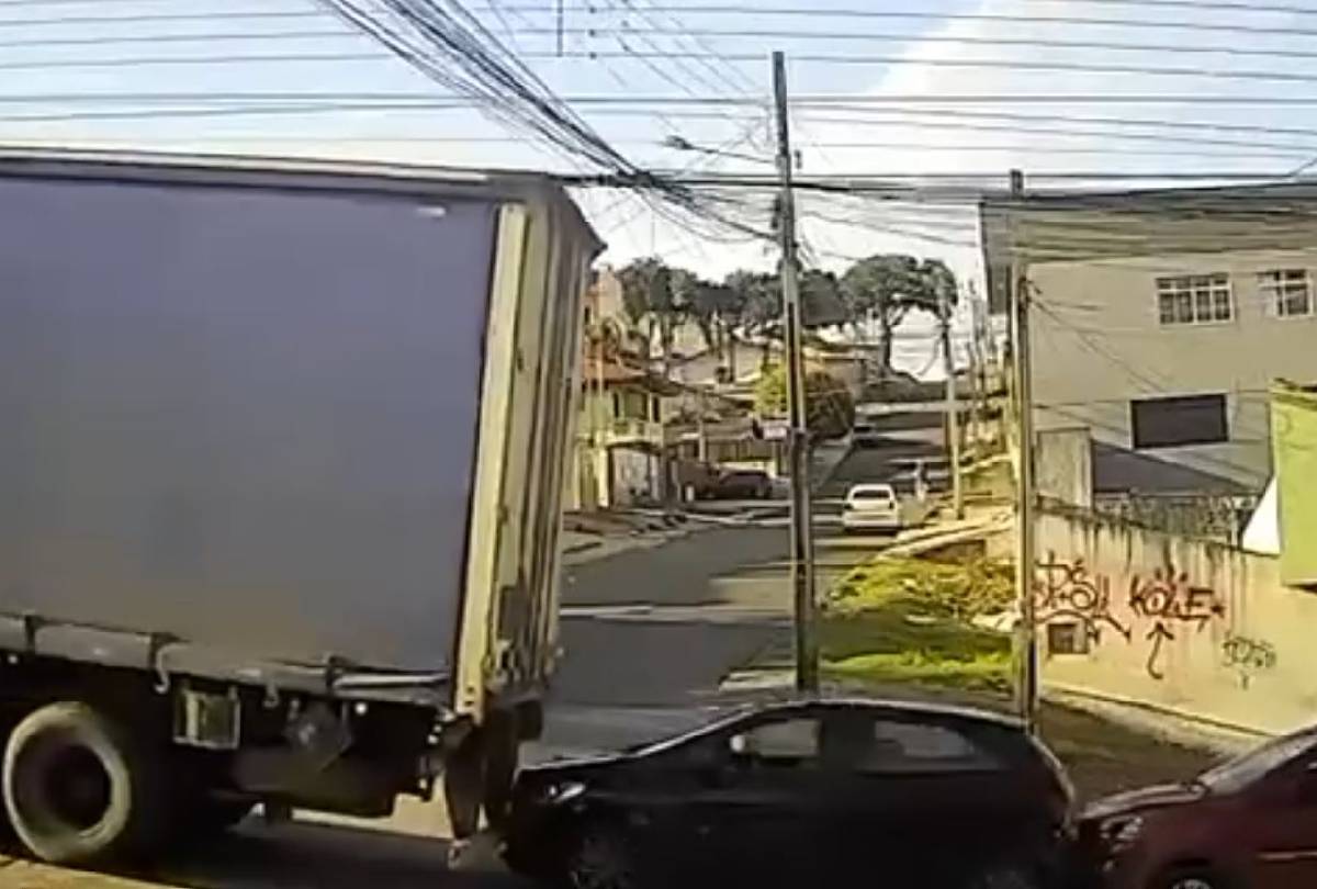 Caminhão descontrolado causa estrago em ladeira