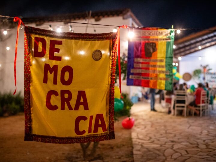 Moradores celebram condenação de Bolsonaro com churrasco